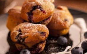 Áfonyás muffin vaníliás szósszal