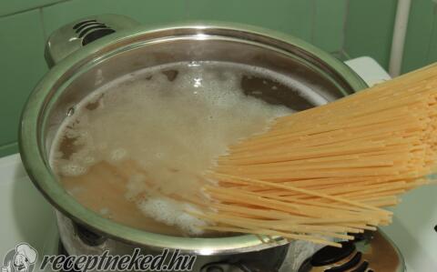 Gombás-tejfölös spagetti
