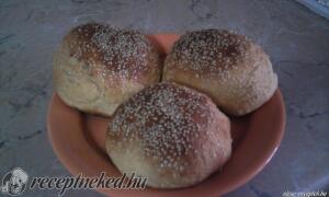 Szezámmagos zsemle kép