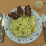 Fűszeres kolbászkák kelkáposztás burgonyával és almapürével