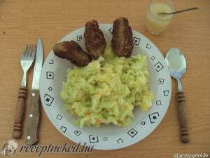 Fűszeres kolbászkák kelkáposztás burgonyával és almapürével