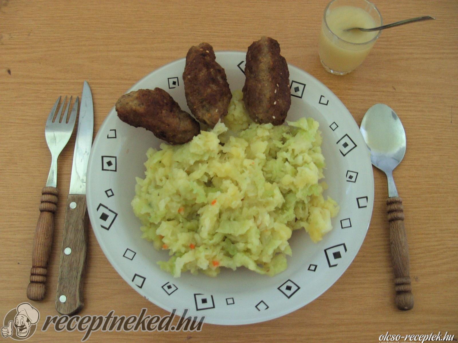 Fűszeres kolbászkák kelkáposztás burgonyával és almapürével