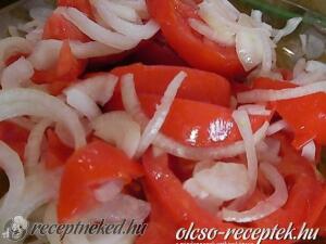 Hagymás paradicsom saláta