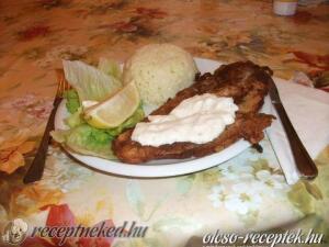 Ropogós sült hal tartármártással és rizs körettel