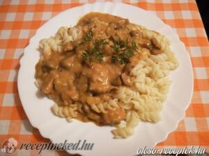 Zöldbabos-tejfölös sertéspörkölt