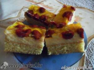 Almás-meggyes gyümölcskocka