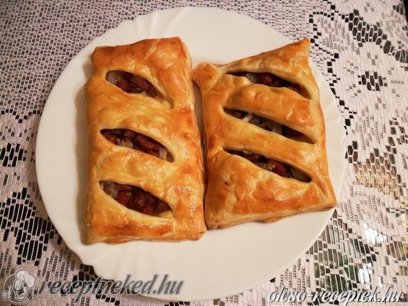 Lilahagymás-kolbászos táska