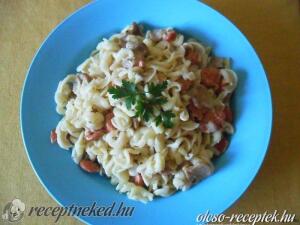 Sonkás-gombás tészta snidlinges szószban kép