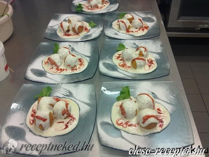 Sült túrógombóc cukros tejföllel