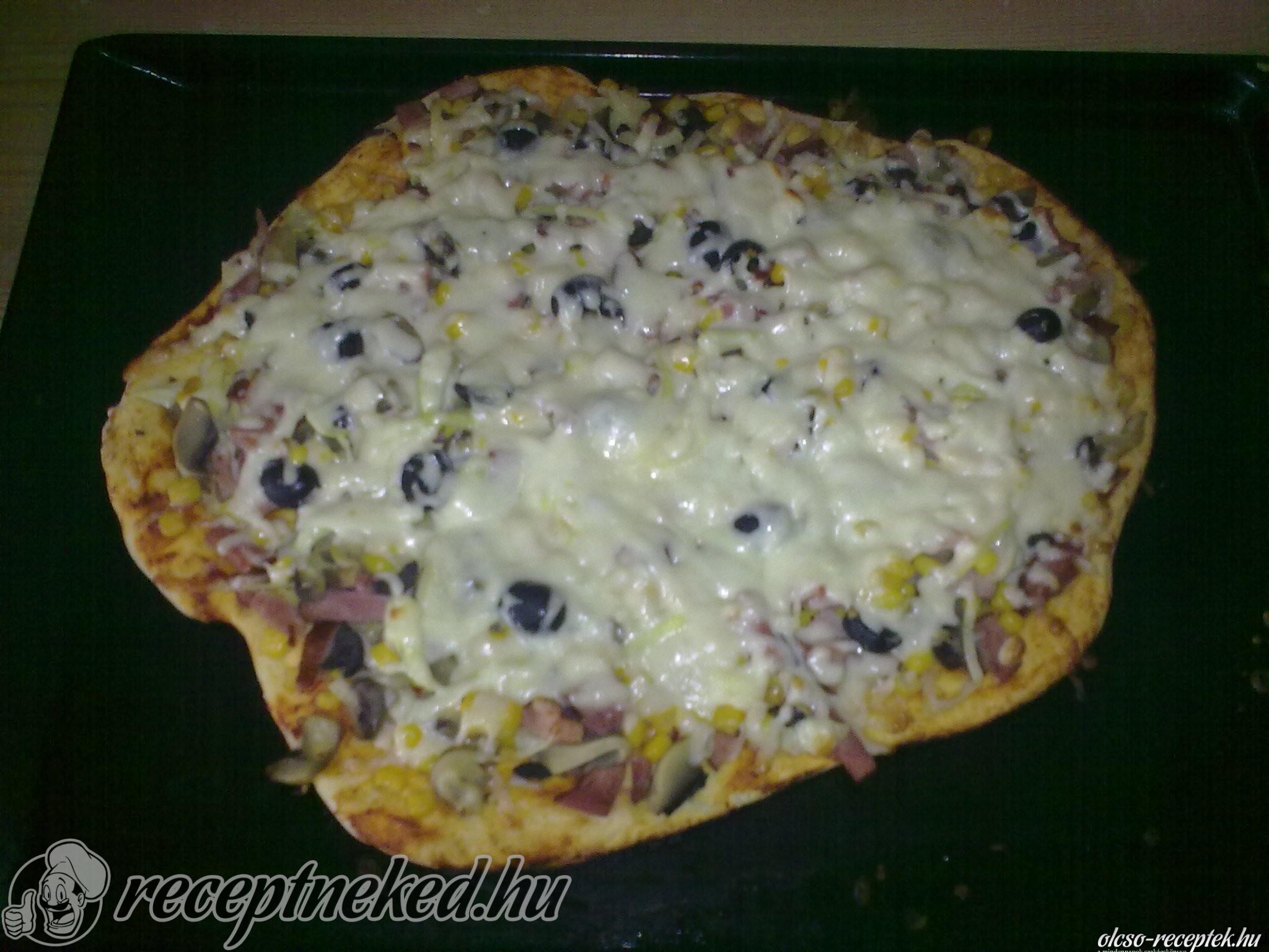 Sonkás, gombás, olivás pizza