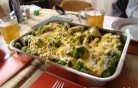 Sült csirkecomb brokkolival, tejfölös-fokhagymás brokkoli mártással