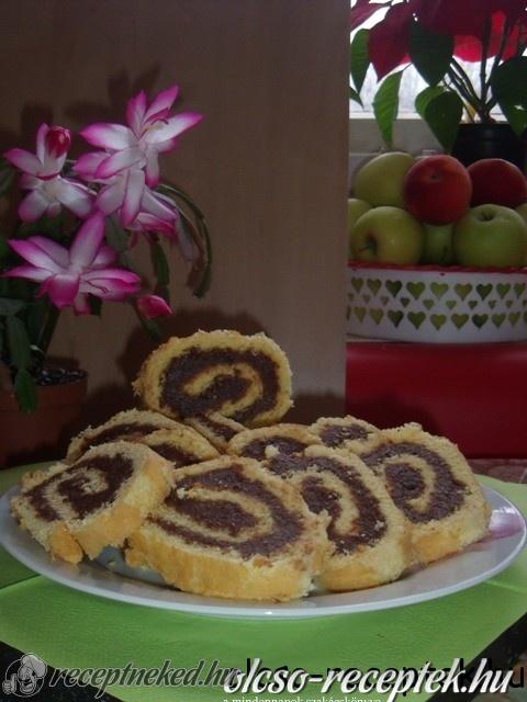 Diós szilvalekváros piskótatekercs