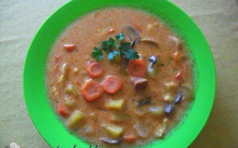 Tárkonyos-gombás sertésragu leves