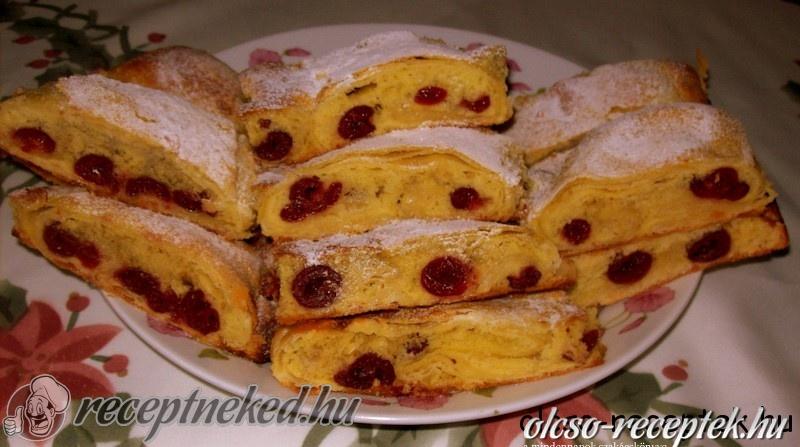 Piskótás meggyes rétes