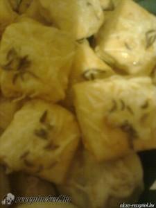 Köménymagos-sajtos kocka