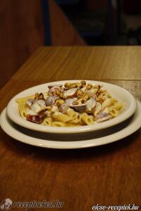 Penne Gorgonzola mártással ,szőlővel és dióbéllel