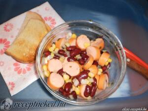 Virslis hagymás, kukoricás babsaláta