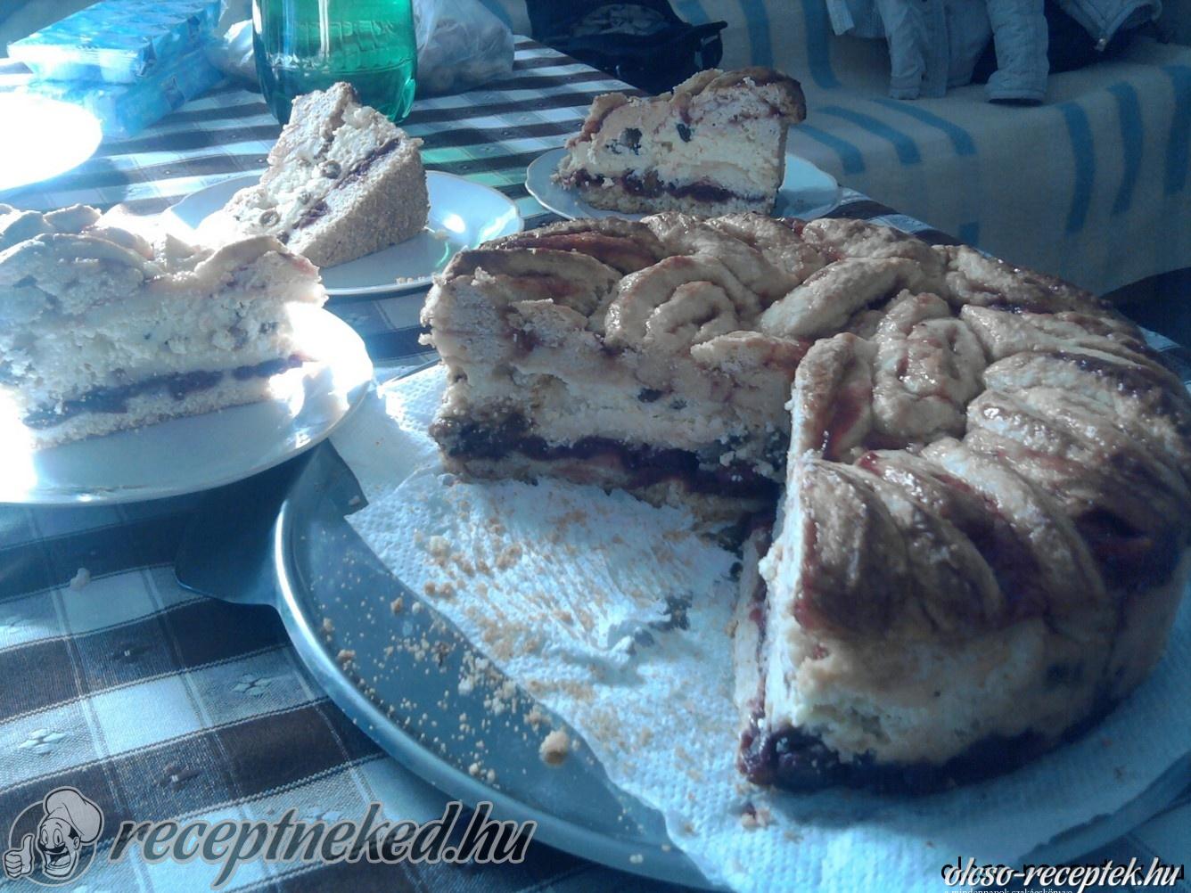 Túrós-meggyes linzertorta