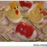 Húsvéti kis csirkék salátaágyon