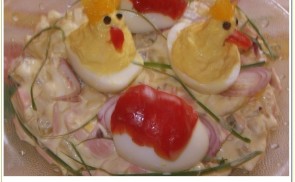Húsvéti kis csirkék salátaágyon