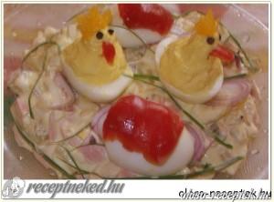 Húsvéti kis csirkék salátaágyon