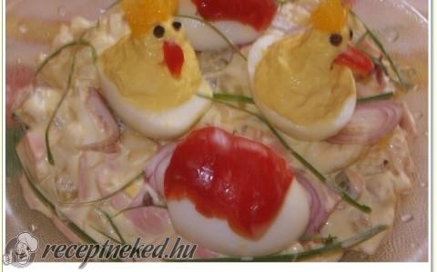 Húsvéti kis csirkék salátaágyon