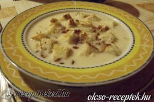 Sajtkrémleves baconnel kép