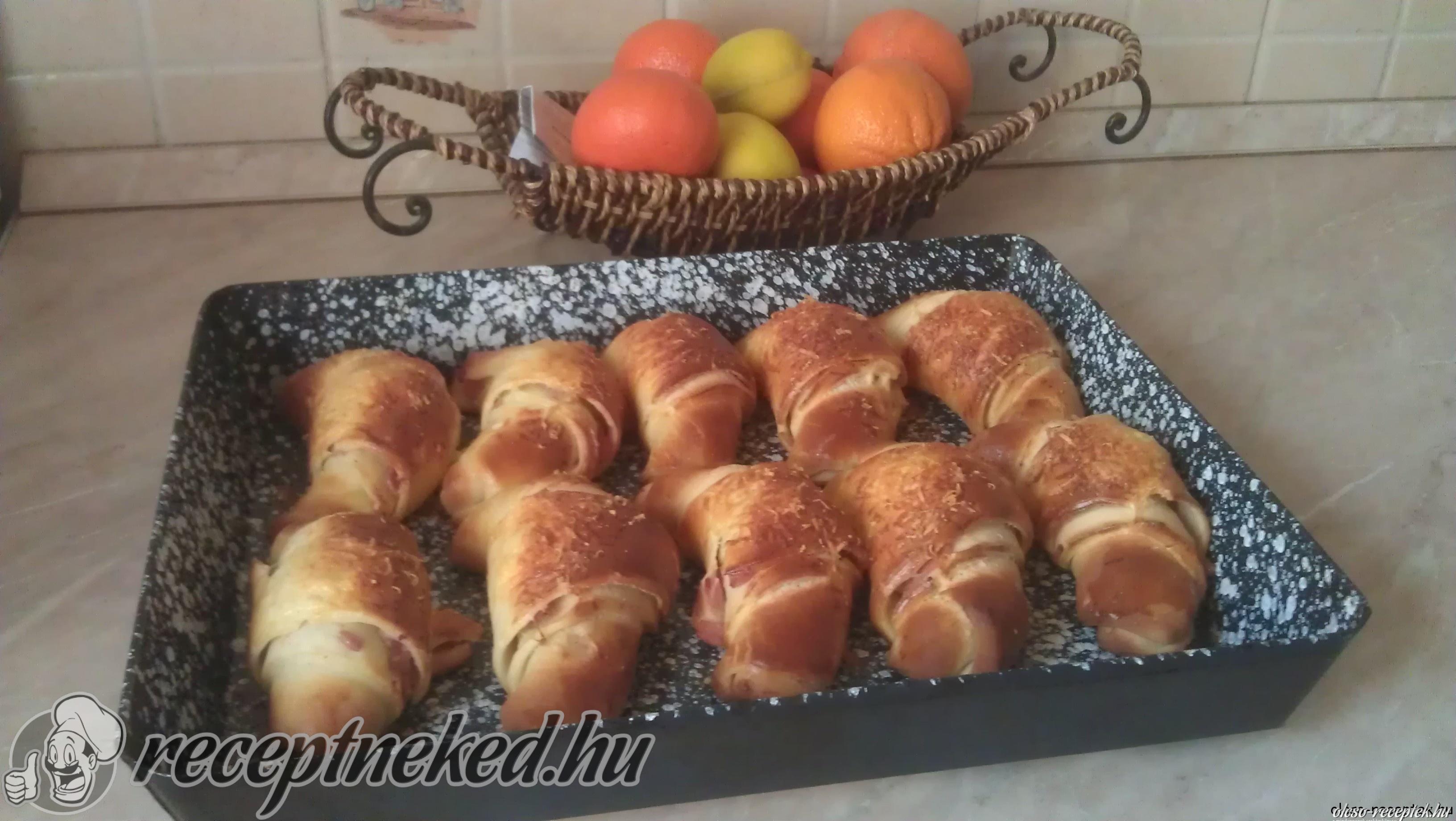 Sonkás-sajtos kifli kép