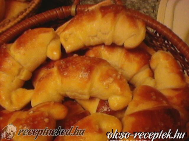 Baconos-sajtos kifli kép