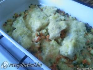 Sajtos ficánka zöldségágyon