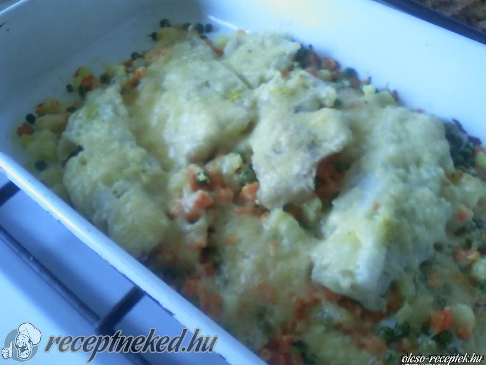 Sajtos ficánka zöldségágyon