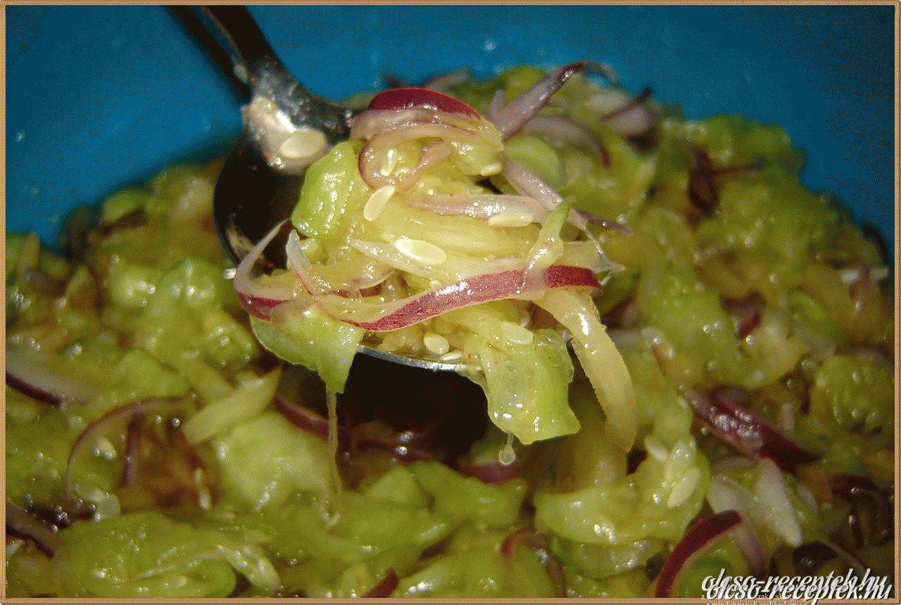 Paprikás-lilahagymás uborkasaláta