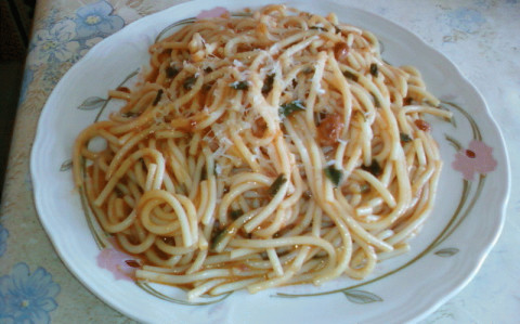 Spagetti újhagymával