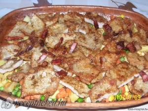 Zöldséges hús (cseréptálban)