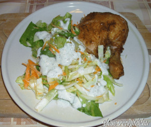 Sült csirkecomb friss salátával