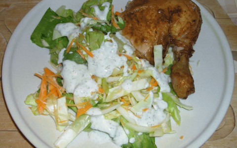 Sült csirkecomb friss salátával