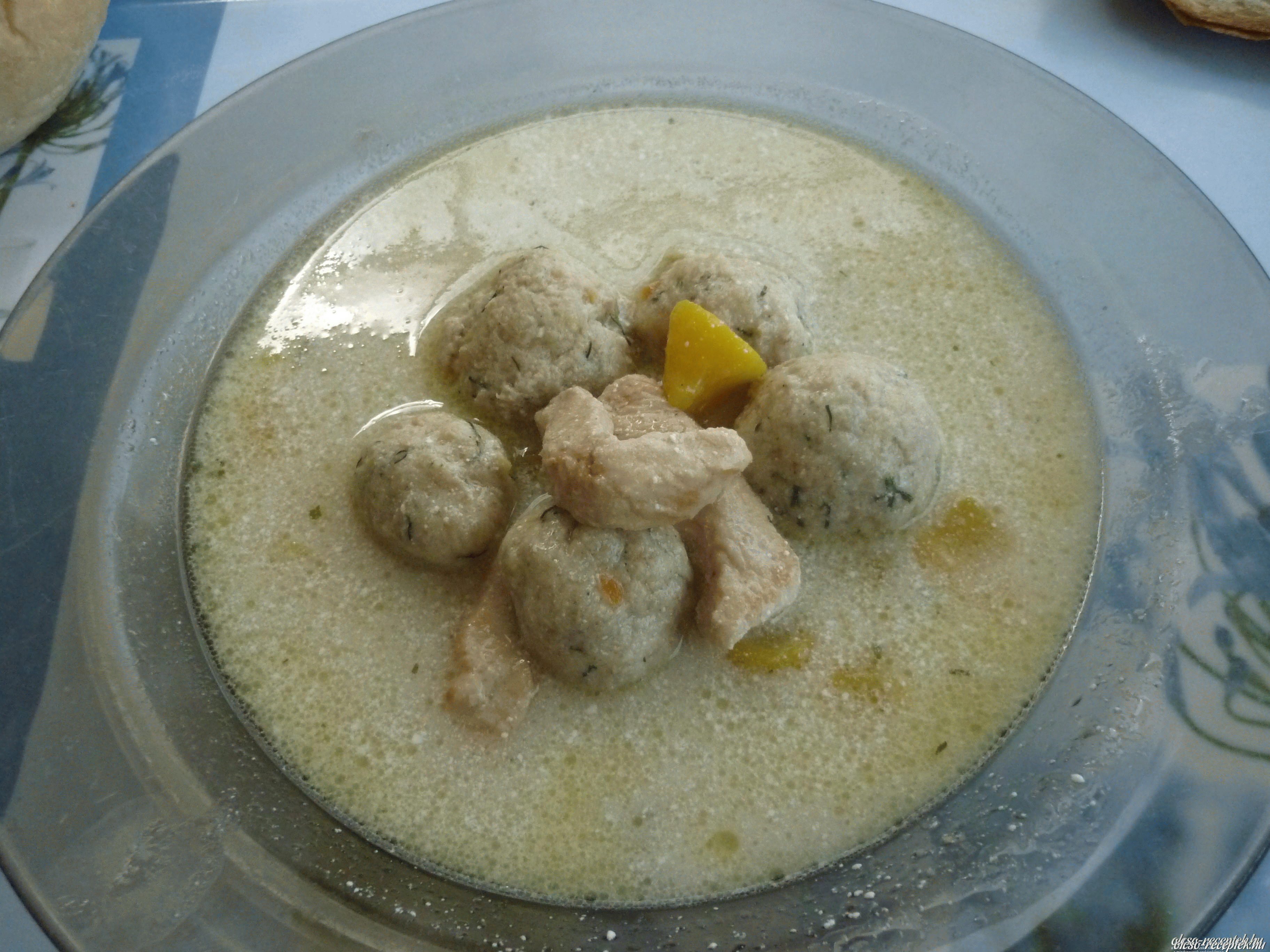 Kapros húsgombóc leves