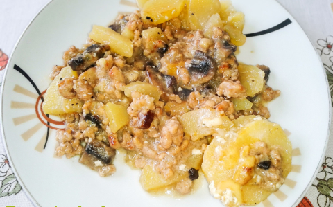 Gombás-húsos tepsis burgonya