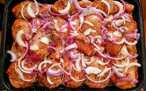 Hagymás, sajtos csirkecombok