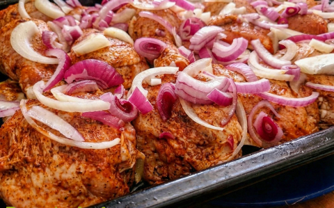 Hagymás, sajtos csirkecombok