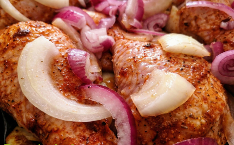 Hagymás, sajtos csirkecombok