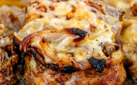 Hagymás, sajtos csirkecombok