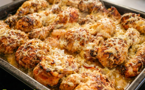 Hagymás, sajtos csirkecombok