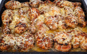 Hagymás, sajtos csirkecombok