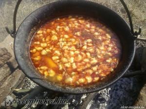 Szabadtéri bogrács gulyás