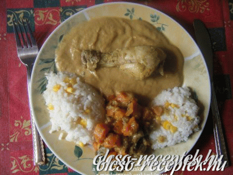 Párolt csirkecomb padlizsános mártással