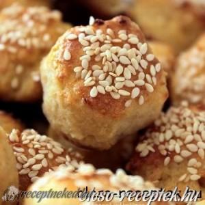 Szezámmagos-túrós pogácsa