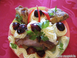 Sült hús mézben párolt szilvával