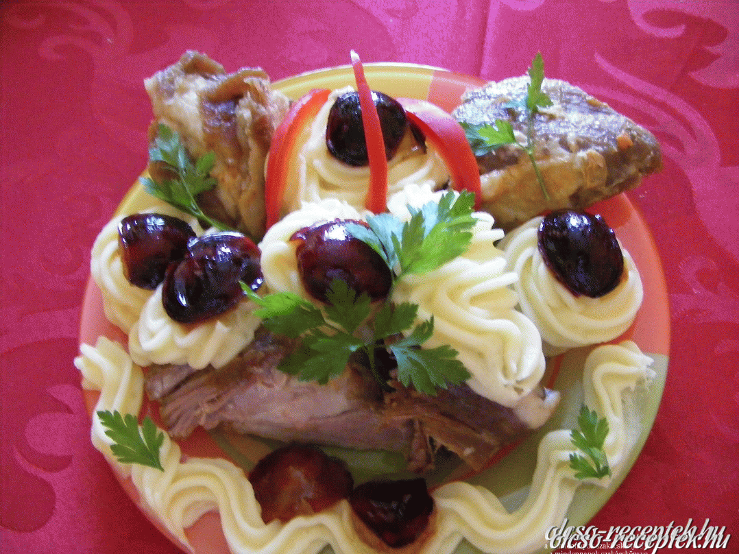 Sült hús mézben párolt szilvával