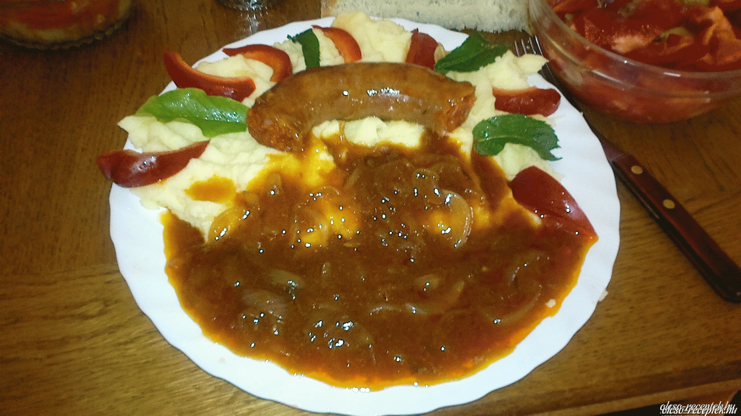 Sült kolbász hagymaszósszal